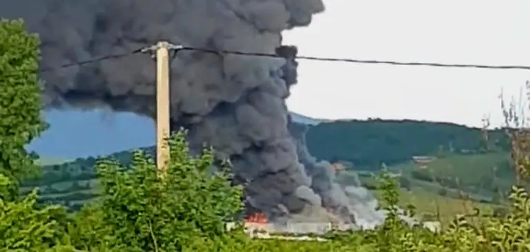Bihać: Ogroman požar zahvatio fabriku stiropora