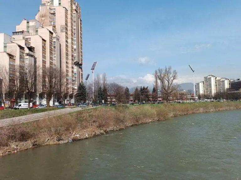 Nesrećna Zeničanka pala sa prozora stana, životno ugrožena