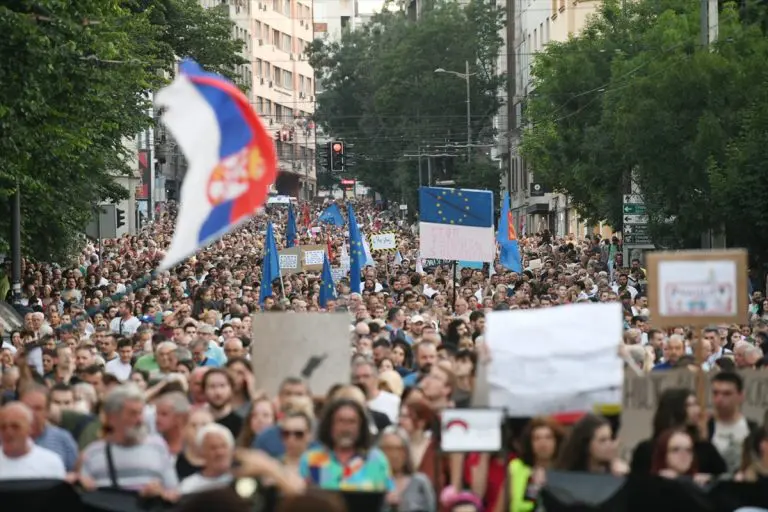 Demonstranti u Beogradu podržali policajku koja je otkrila afere Vučićevog kuma