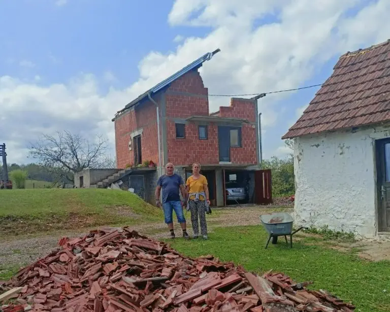 Porodicu Ajder iz Gradiške koji su u oluji ostali bez krova primio komšija, ostali pokrenuli apel za pomoć