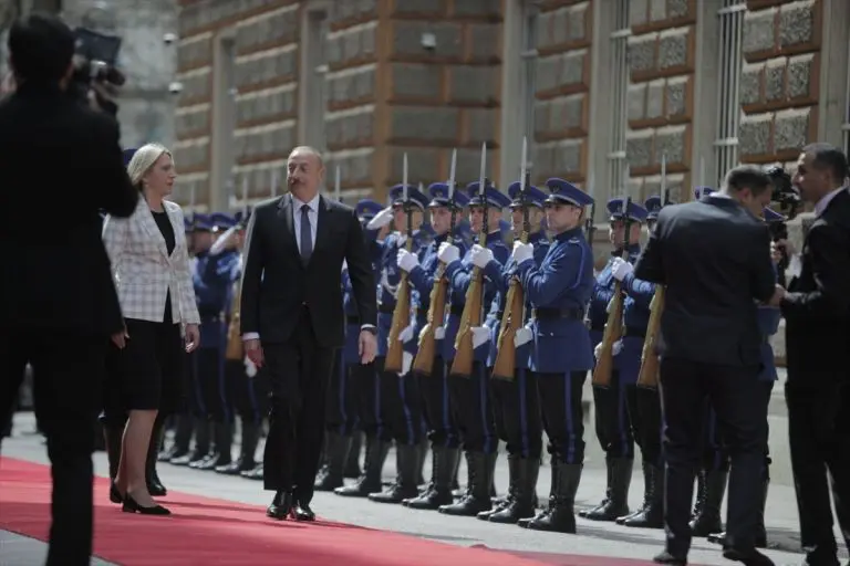 Predsjednik Azerbejdžana Aliyev dočekan uz najviše počasti ispred zgrade Predsjedništva BiH