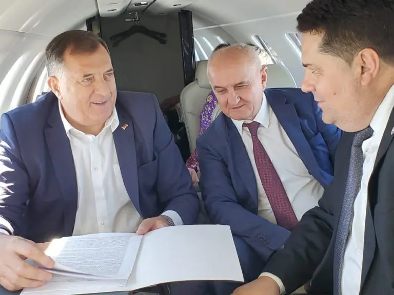 Dodik objavio fotografiju iz aviona kojim putuje za Brisel