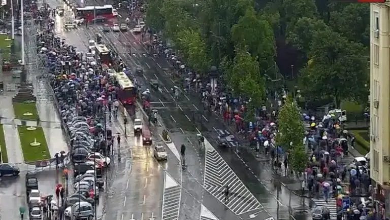 Blokiran saobraćaj kod Skupštine, građani planiraju obruč oko RTS