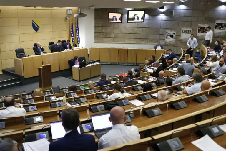 Komplikacije popune Doma naroda Parlamenta FBiH: Brojne delegate odrediće izvlačenje iz “šešira” i sreća