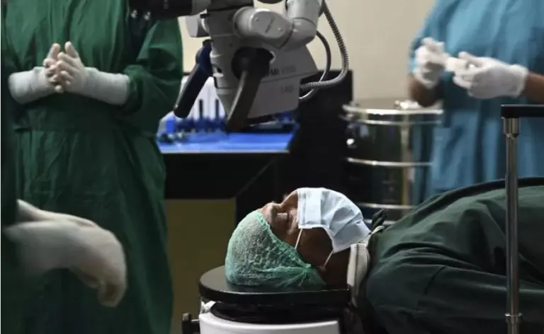 Izlazi sve više slučajeva koji pokazuju da laserska operacija oka nije uvijek najbolja ideja; ‘Uništila mi je život’