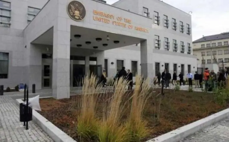 Ambasada SAD-a pozvala političke lidere da prestanu s bojkotima i blokadama