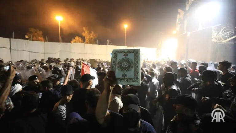 Stotine demonstranata upale u švedsku ambasadu u Bagdadu i zapalili je