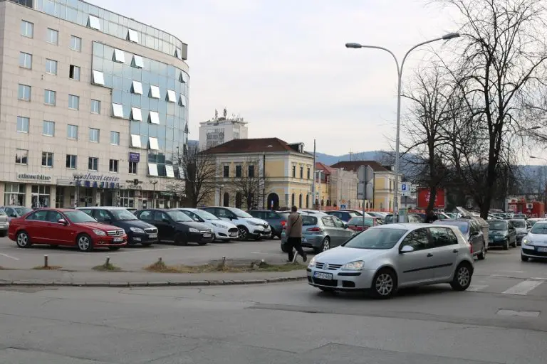 Postaje li vožnja automobila luksuz: Uz gorivo i rezervne dijelove, poskupljuje i registracija vozila