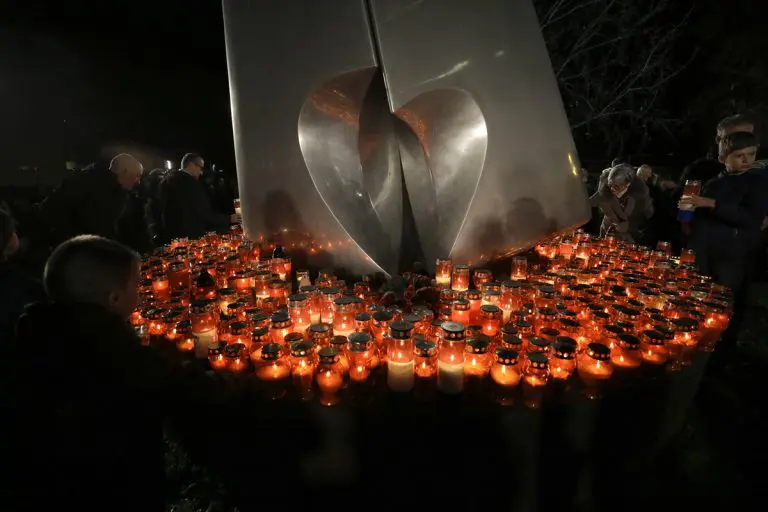 Molitva i svijeće u krugu vukovarske bolnice