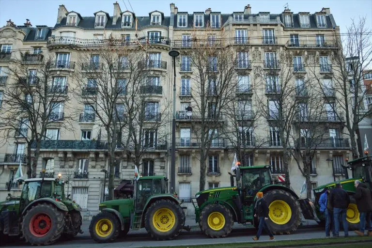 Poljoprivrednici s traktorima protestovali u Parizu (FOTO)