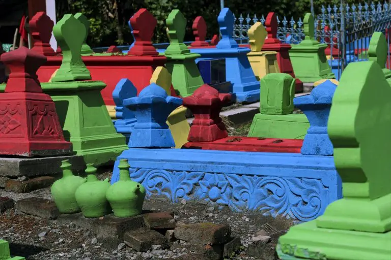 Šareni nadgrobni spomenici na groblju u Indoneziji