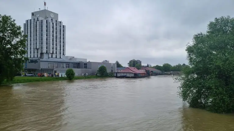 Prijedor u pripravnosti, upozorenje na nove padavine: Pogledajte fotografije nabujale Sane
