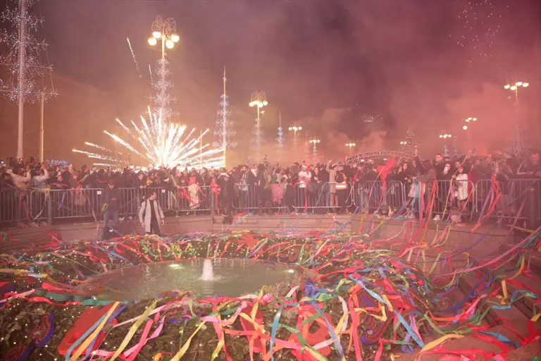 Zagreb: Hiljade ljudi na dočeku Nove godine na Trgu bana Jelačića-