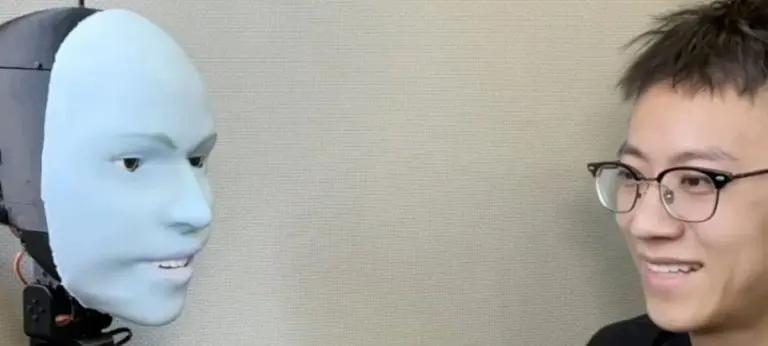 Silikonski obloženo robotsko lice (Robot Emo) unaprijed zna kada da se nasmiješi (VIDEO)