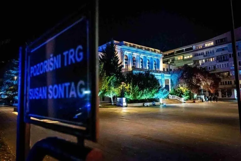 Izvinjenje organizatorice zbog jučerašnjeg performansa na Trgu Susan Sontag u Sarajevu
