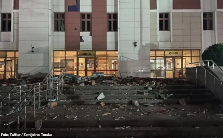 Jak zemljotres pogodio Tursku: Desetine povrijeđenih, jedna osoba u panici skočila sa balkona
