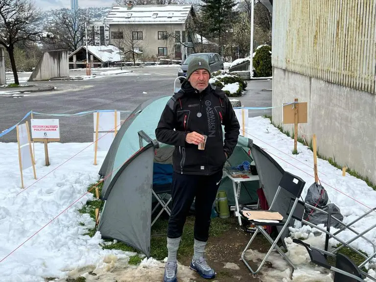 Ni snijeg ga ne zaustavlja, Davor Dragičević 15. dan u šatoru ispred Tužilaštva BiH