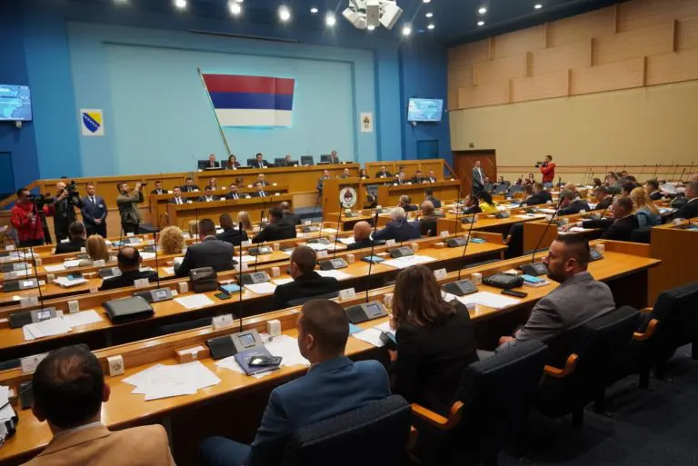 Odbijen veto Kluba Bošnjaka na kriminalizaciju klevete u RS!