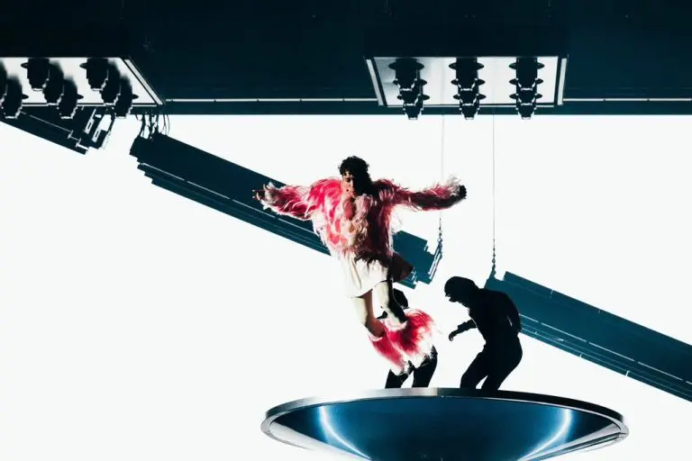 Pobjednik u žaru slavlja pao na binu Evrovizije: Prvi put u istoriji “Evrovizije” neko je polomio trofej