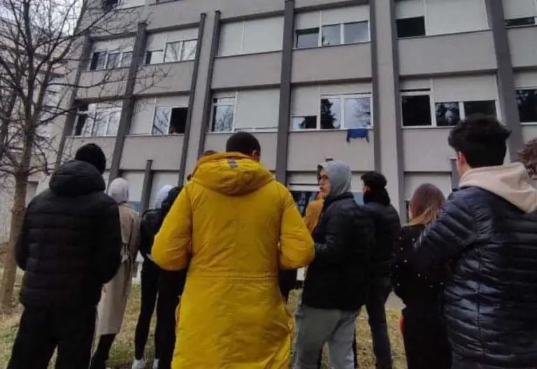 Lijep gest učenika sarajevske gimnazije: Razrednici na liječenju došli pod prozor sobe i čestitali rođendan