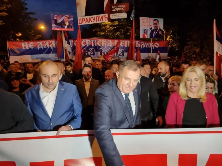 Krenula kolona okupljenih na mitingu do Trga Krajine, Dodik i Cvijanović na čelu