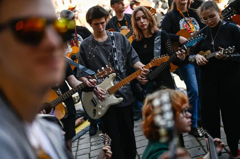 Skoro osam hiljada gitarista u Poljskoj u pokušaju obaranja Guinnessovog rekorda
