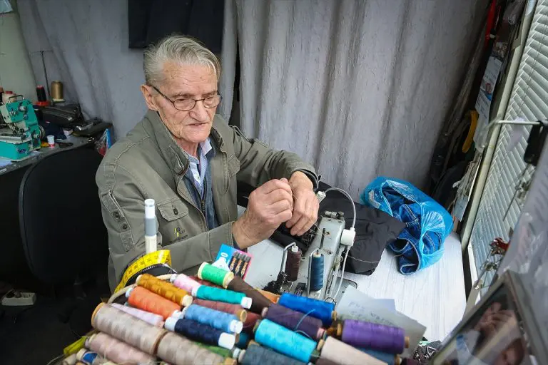 Krojač Janićija Jaćimović (82) iz Banjaluke: Radiću dok god mogu držati iglu