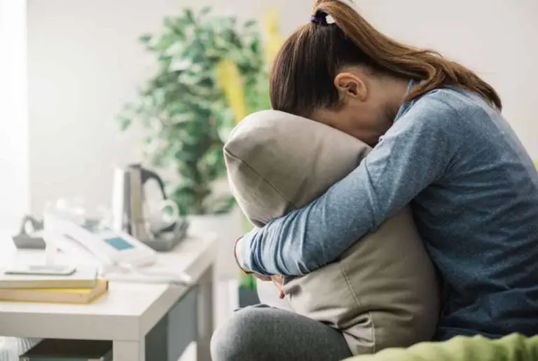 Mlada žena je ušla kod našeg poznatog psihijatra i plakala 20 minuta zbog poruke mobilnog operatera – njena priča sad je rasplakala i sve na društvenim mrežama