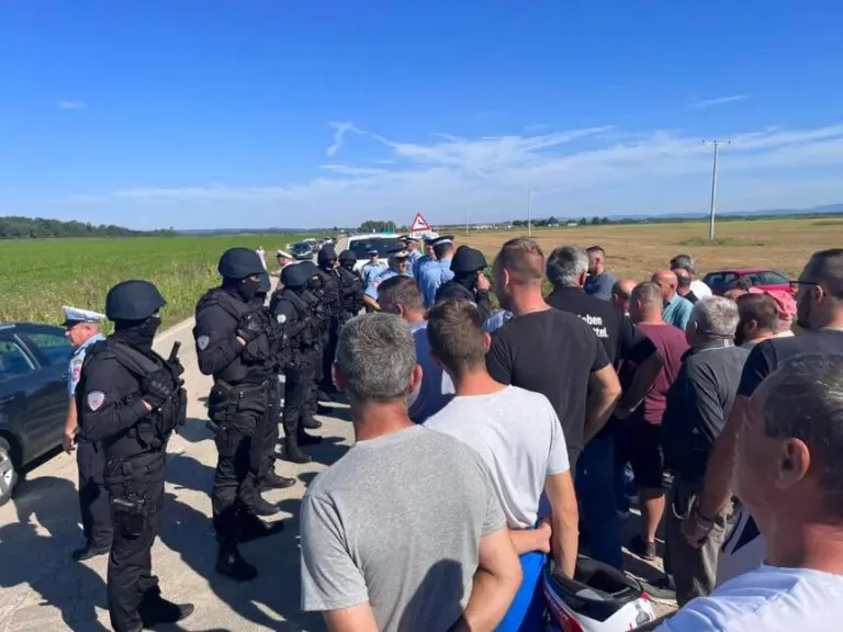 Mještani Cerovljana i okolnih sela protestovali zbog ukopa bolesnih svinja, intervenisala policija (VIDEO)