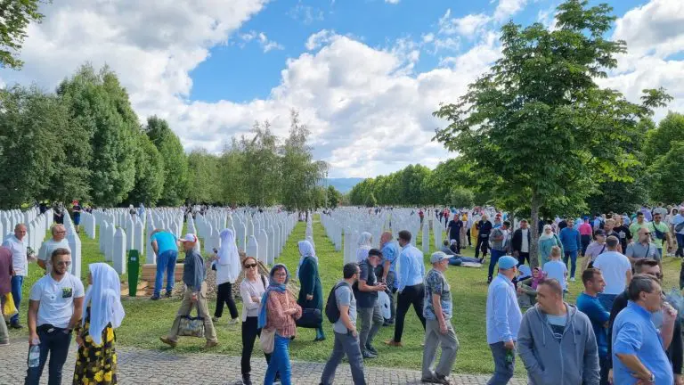 Dženazi u Potočarima prisustvovalo više od 30.000 ljudi