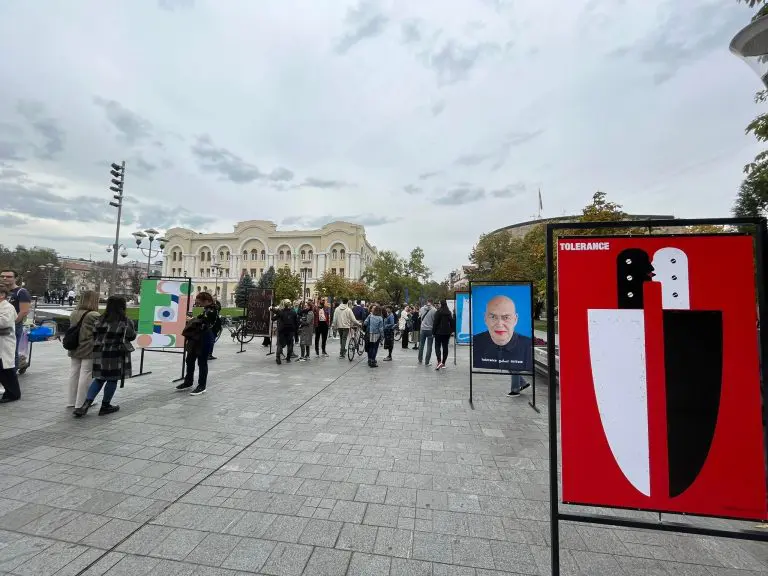 Predavanje „Dizajnerski aktivizam“ renomiranog umjetnika Mirka Ilića u MSURS i otvaranje izložbe „Tolerancija“ na banjalučkom šetalištu