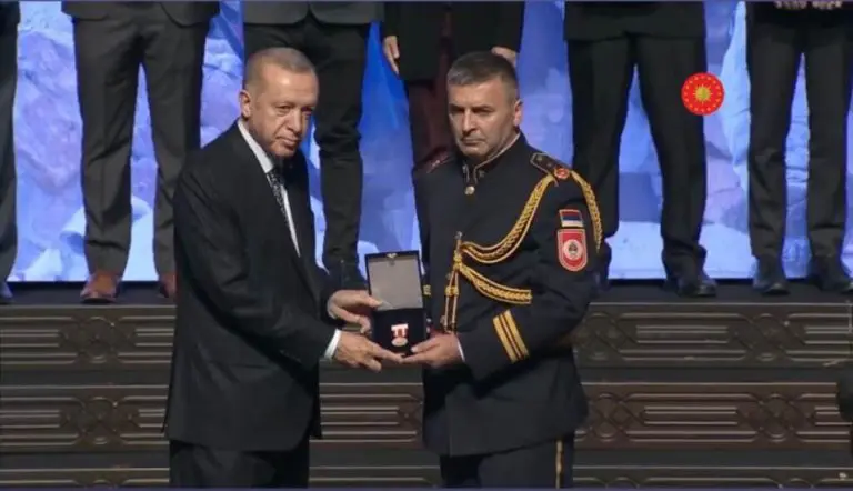 Priznanje i za spasioce iz RS: Erdogan uručio zahvalnicu Milanu Novitoviću