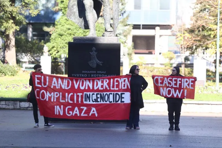 Aktivistice transparentima poručile: Prekid vatre odmah!