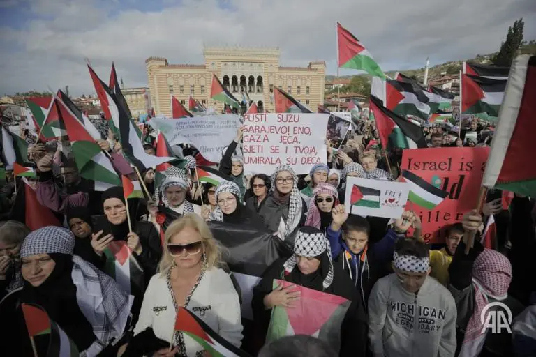 Hiljade ljudi na skupu podrške narodu Palestine u Sarajevu: “Zaustavite genocid u Gazi”