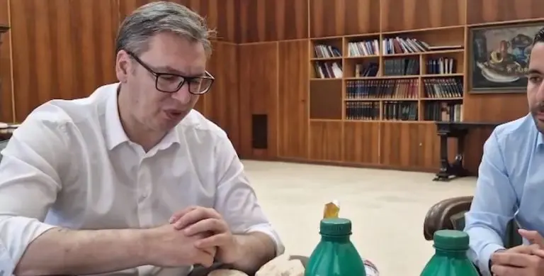 VIDEO Vučić doručkovao parizer: “Sretan sam… ja često u avionu tražim da mi naprave sendviče baš od ovakvog parizera…”