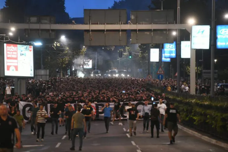 Protest „grobara“: Odzvanjaju prozivke za Vučića i upravu Partizana, traže ostavke