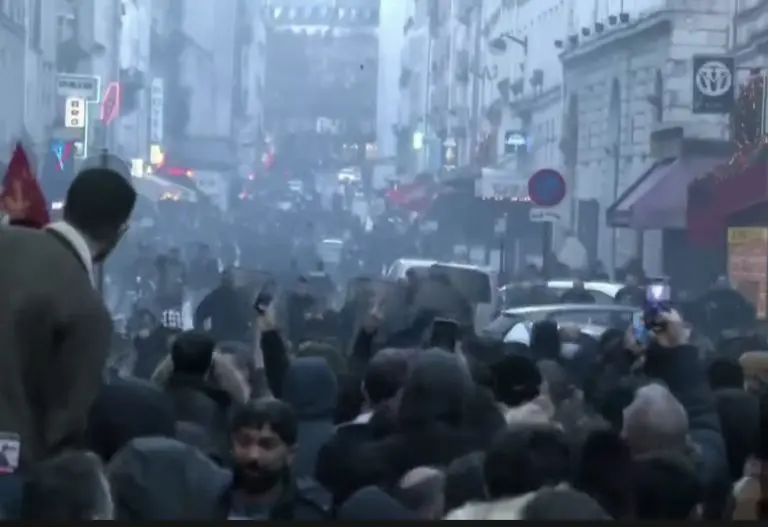 Ogromni neredi u Parizu: Na protestu Kurda došlo do sukoba s policijom