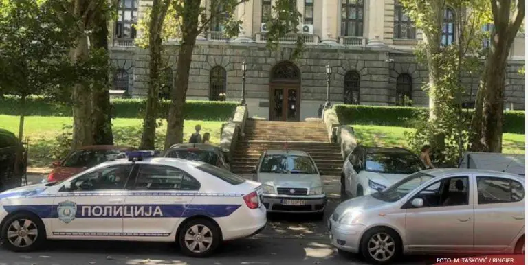 Pokušao popraviti lift pa stradao: Ispred Skupštine sve vrvi od policije nakon užasne pogibije radnika