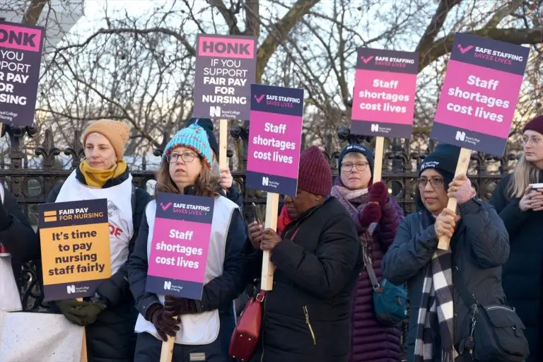 Velika Britanija: Počeo dvodnevni štrajk medicinskih sestara i tehničara