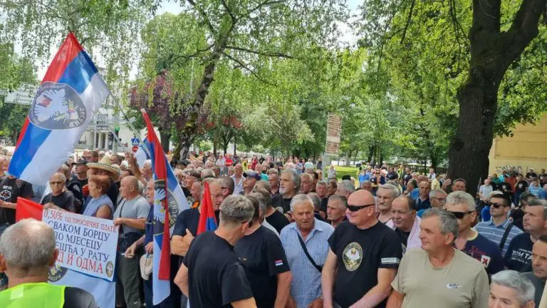 Oko 2000 boraca ispred NSRS, policija traži da se sklone, ali oni odbijaju