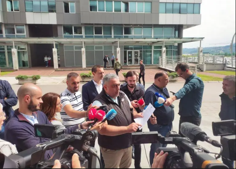 BURNO ISPRED VLADE RS Verbalni okršaj zbog smanjenja primanja deminerima i spasiocima