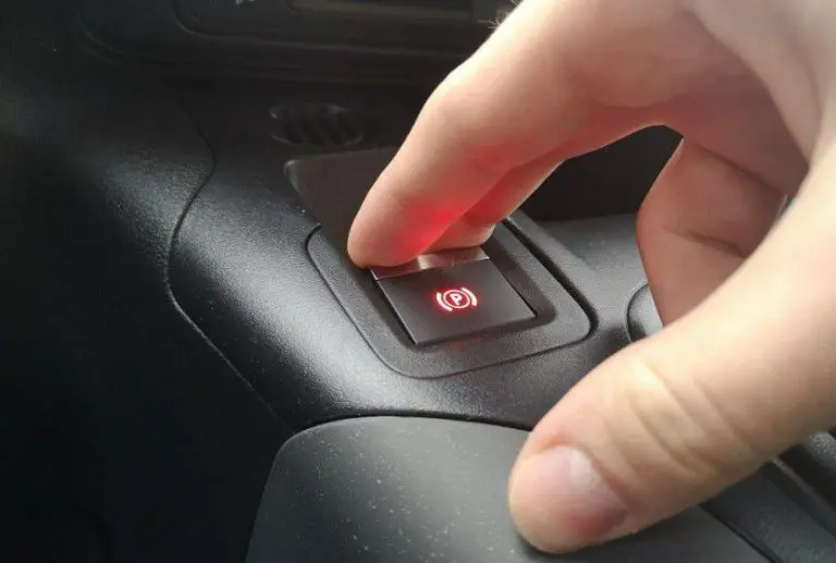 Šta se dogodi kada potegnete električnu ručnu kočnicu u vožnji