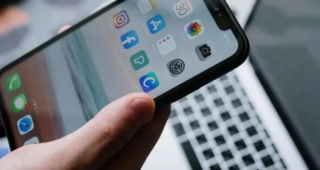 Novi opasan trend širi se među djecom na društvenim mrežama, stručnjaci poručuju: Hitno treba uvesti kontrolu!