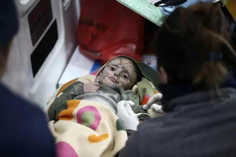 Jednoipogodišnji Yusuf i njegov sedmogodišnji brat spašeni iz ruševina nakon 105 sati