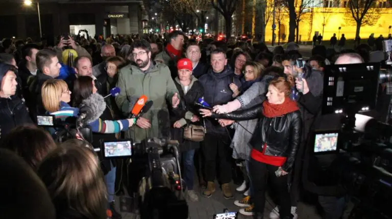 Zašto ste nas zvali: Demonstranti odbijali apele čelnika koalicije Moramo da se raziđu sa protesta ispred RIK