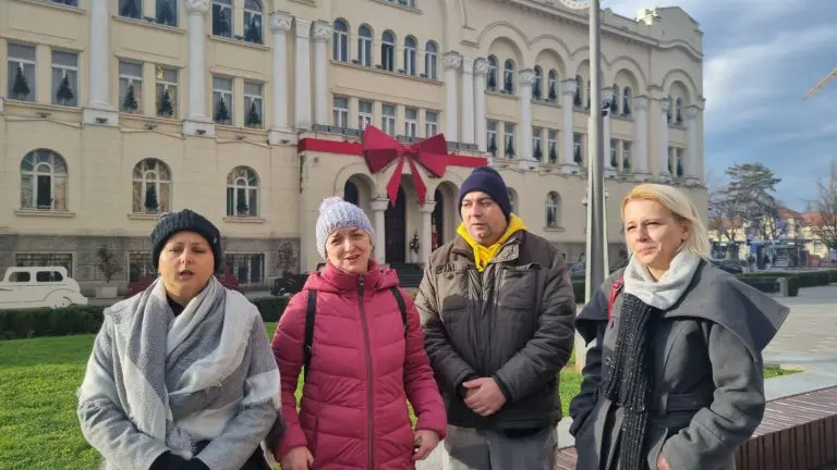 Protest roditelja ispred Gradske uprave: “Kraj godine je, a imate ljude koji nemaju šta da jedu”