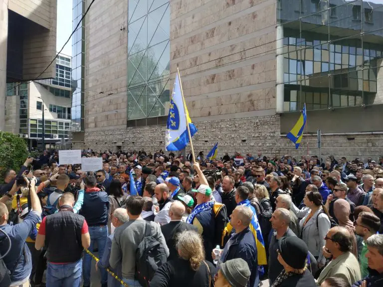Više stotina građana na protestima ispred Parlamenta FBiH: Protive se imenovanju entitetske Vlade