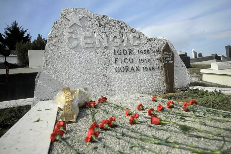 Obilježen Dan pravednika: Položeno cvijeće na grob Gorana Čengića u Sarajevu