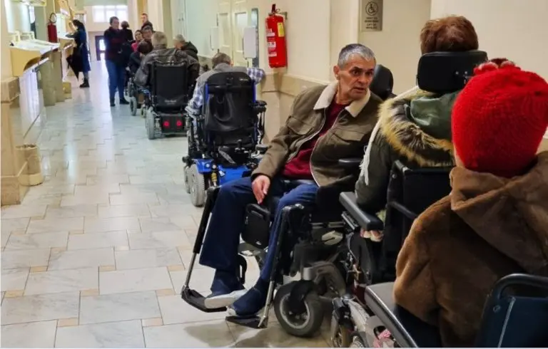 “Ja ako večeras legnem, sutra neću moći ustati”: Lica sa invaliditetom prenoćila u banjalučkoj Gradskoj upravi!