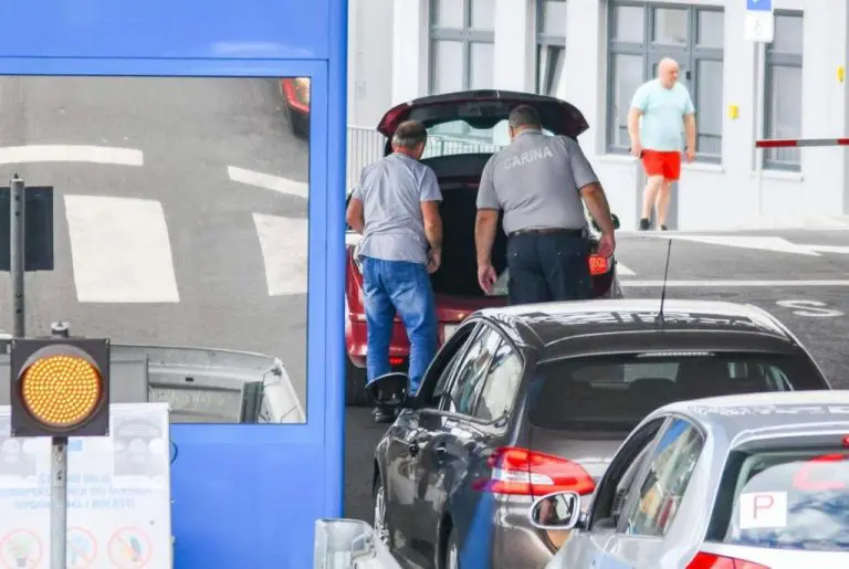 Dobio kaznu od 420 eura jer je u automobilu imao 9 parfema. 3 korištena 6 novih